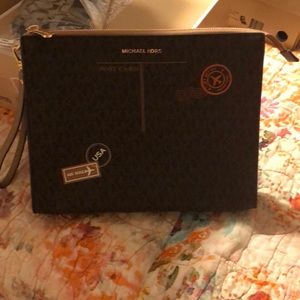 ☀️Michael Kors wristlet